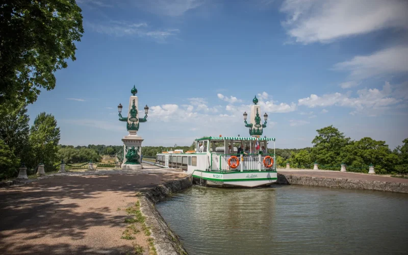 Bateau promenade sur le Pont canal de Briare