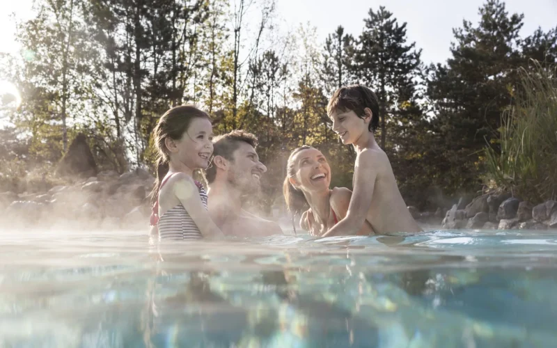 Famille dans l'eau