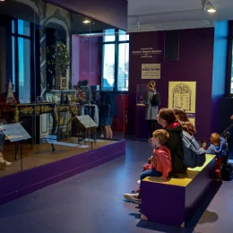 Des enfants dans la Maison de la Magie