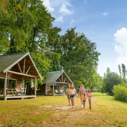 Des enfants à Huttopia au lac de Rillé