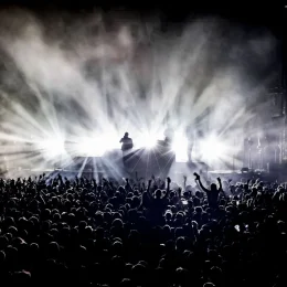 Des musiciens sur une scène de concert pendant le festival Terre du Son