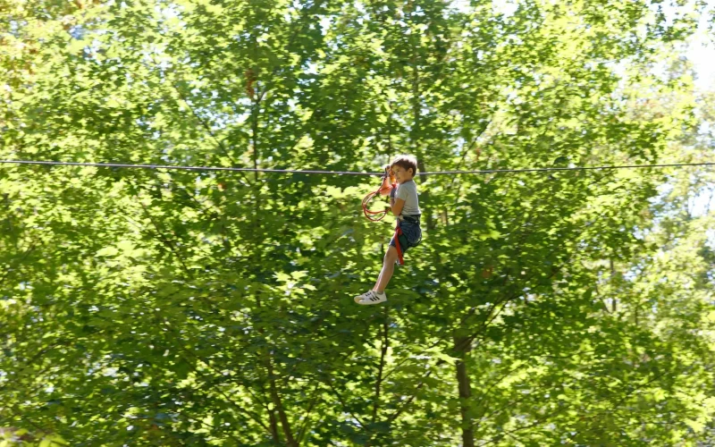 Un enfant faisant de l'accrobra,ce