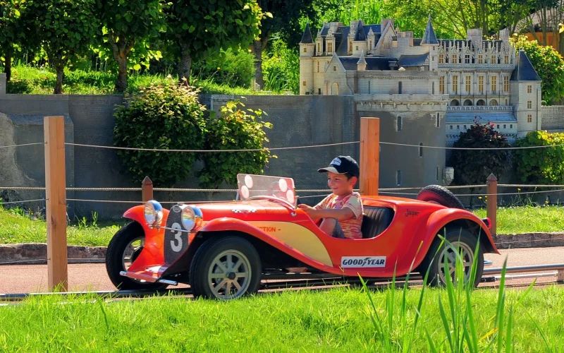 Enfant dans une voiture dans le Parc des Mini-Châteaux