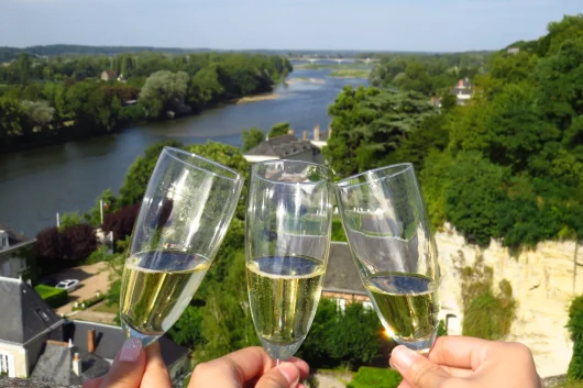 verres à pieds qui s'entrechoquent pour trinquer, au bord de la Loire