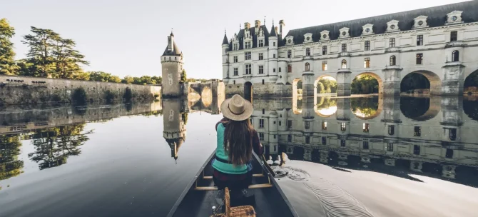 femme canoe devant château de Chenonceau