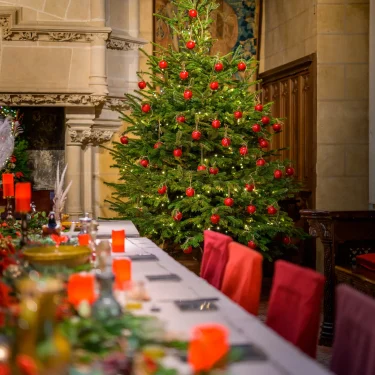 Table décorée au couleurs de Noël au château de Langeais