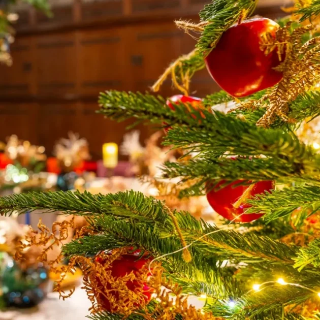 Table décorée aux couleurs de Noël au château de Langeais