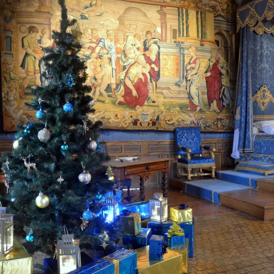 Chambre décorée pour Noël au château de Sully-sur-Loire