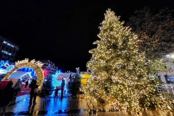 Sapin de Noel illuminé à l'entrée du marché