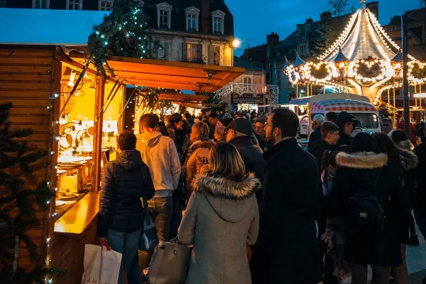 Foule qui déambule au milieu du marché de Noël