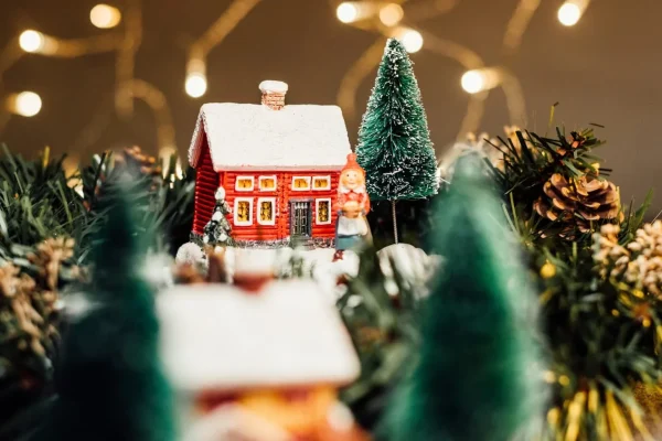 Décoration de Noel avec une petite maison et des pommes de pin