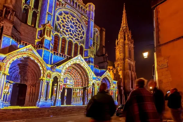 la cathédrale de Chartres illuminée