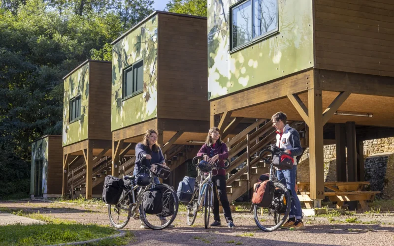 Cyclotouristes devant hebergement accueil vélo